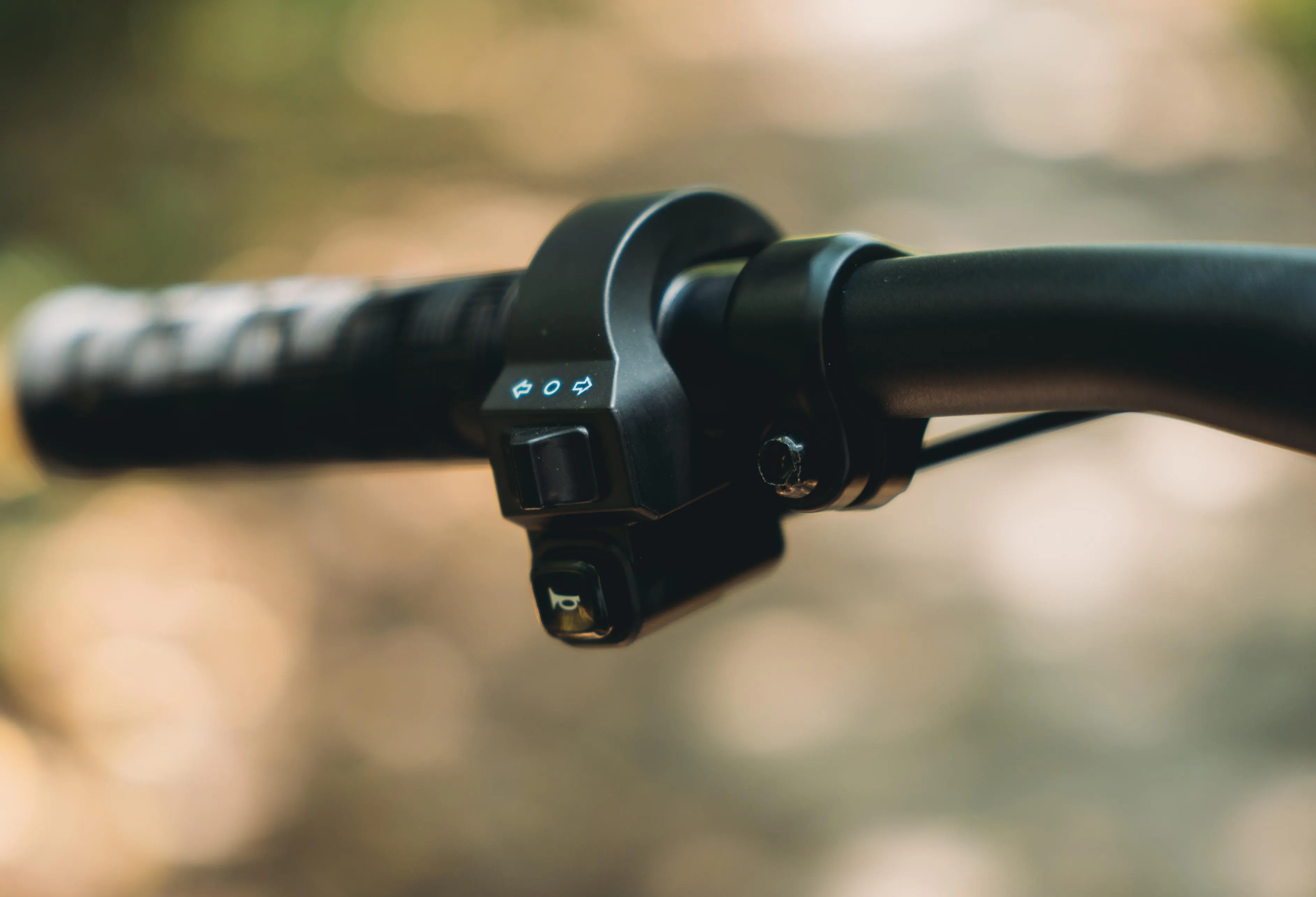 Kukirin G4 handlebar control switch close-up, turn signal and headlight function buttons, multi-functional controls for safe night riding, ergonomic handlebar design, 2000W motor, 60V 20Ah battery, 70km/h max speed, 75km max range,global kukirin