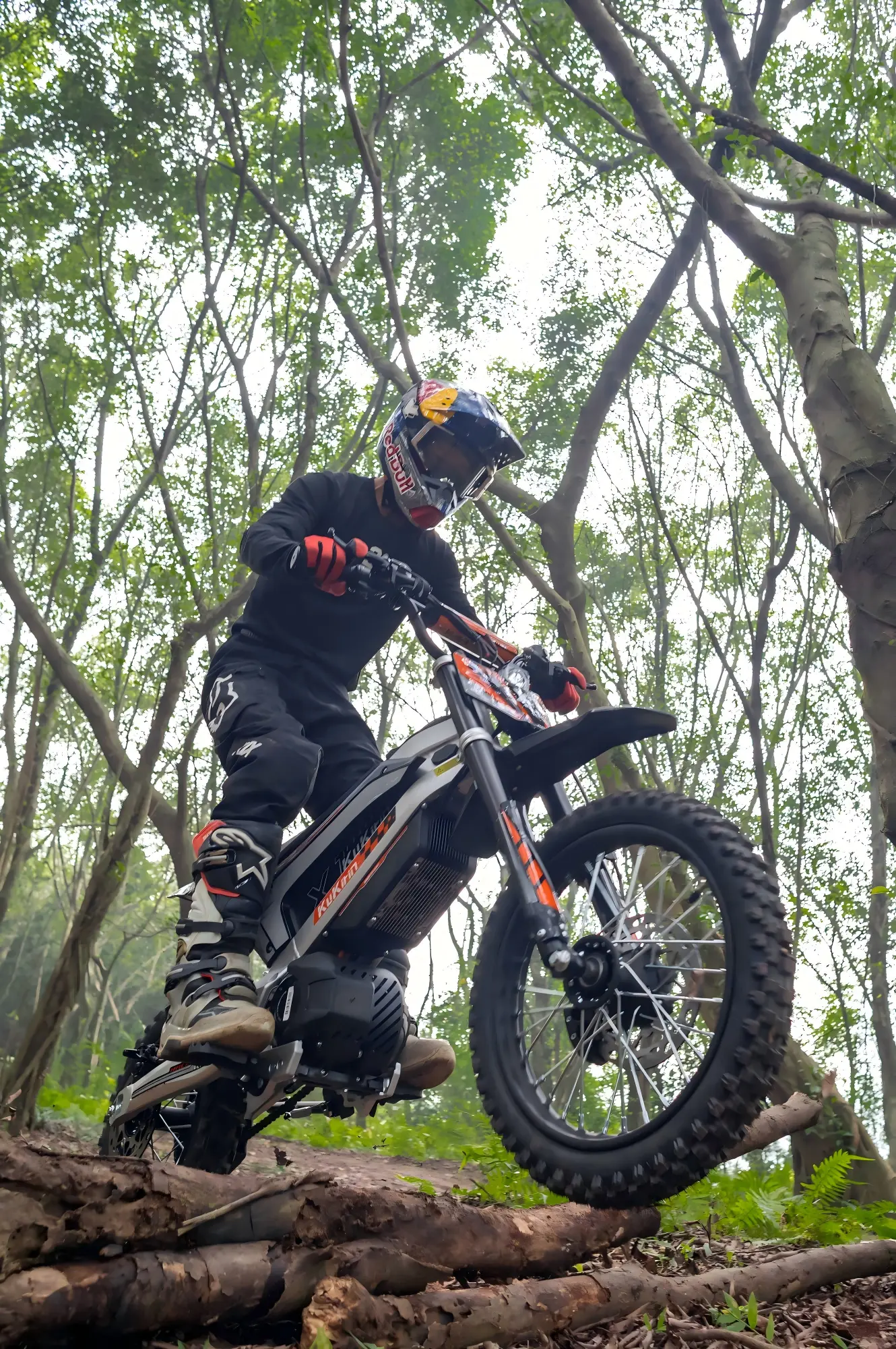 Kukirin X1 electric dirt bike, forest off road riding, 1000W middle motor, 48V 20.8Ah battery, 50km/h max speed, 40km range, long travel suspension, 14 inch off road tire, outdoor adventure vehicle, fast shipping to all Europe, global kukirin