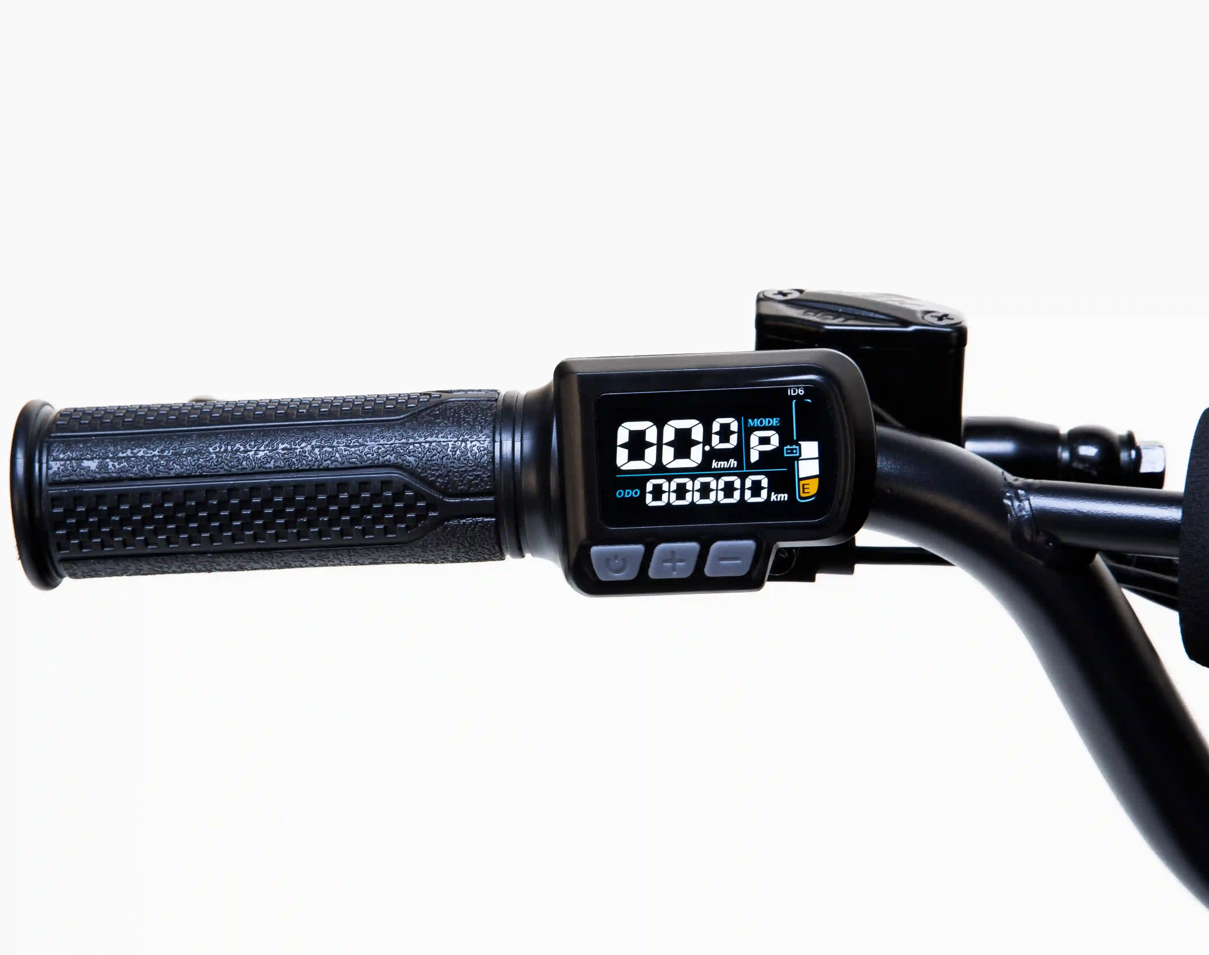 Kukirin X1 handlebar control area close-up, featuring the digital LCD display showing speed, battery, and odometer, plus ergonomic textured throttle grip. Intuitive controls for trail riding, 2000W motor, 48V 20.8Ah battery, 50km/h max speed, 40km range,global kukirin