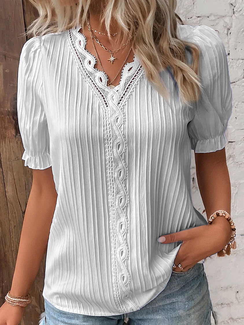Elegantes, schlichtes Shirt mit V-Ausschnitt und Spitze