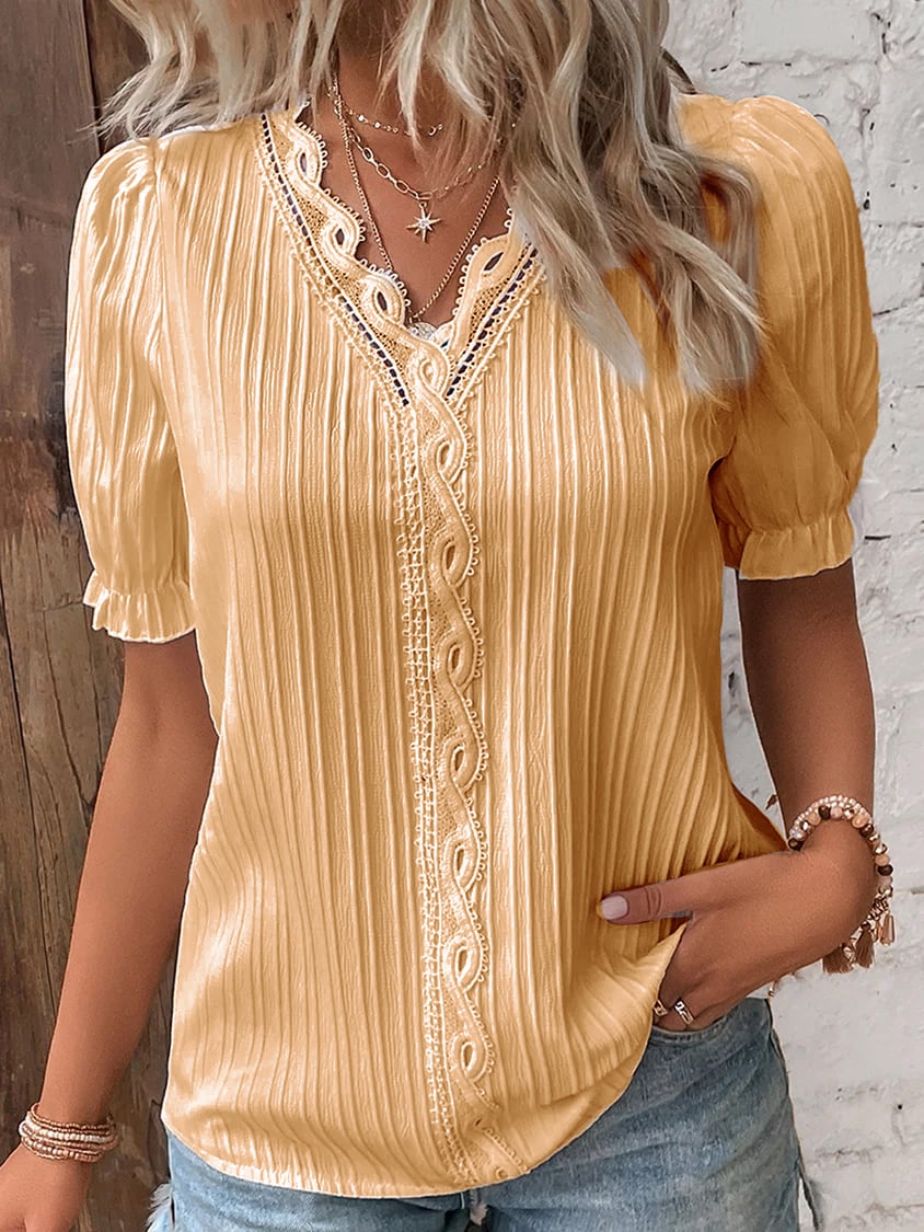 Elegantes, schlichtes Shirt mit V-Ausschnitt und Spitze