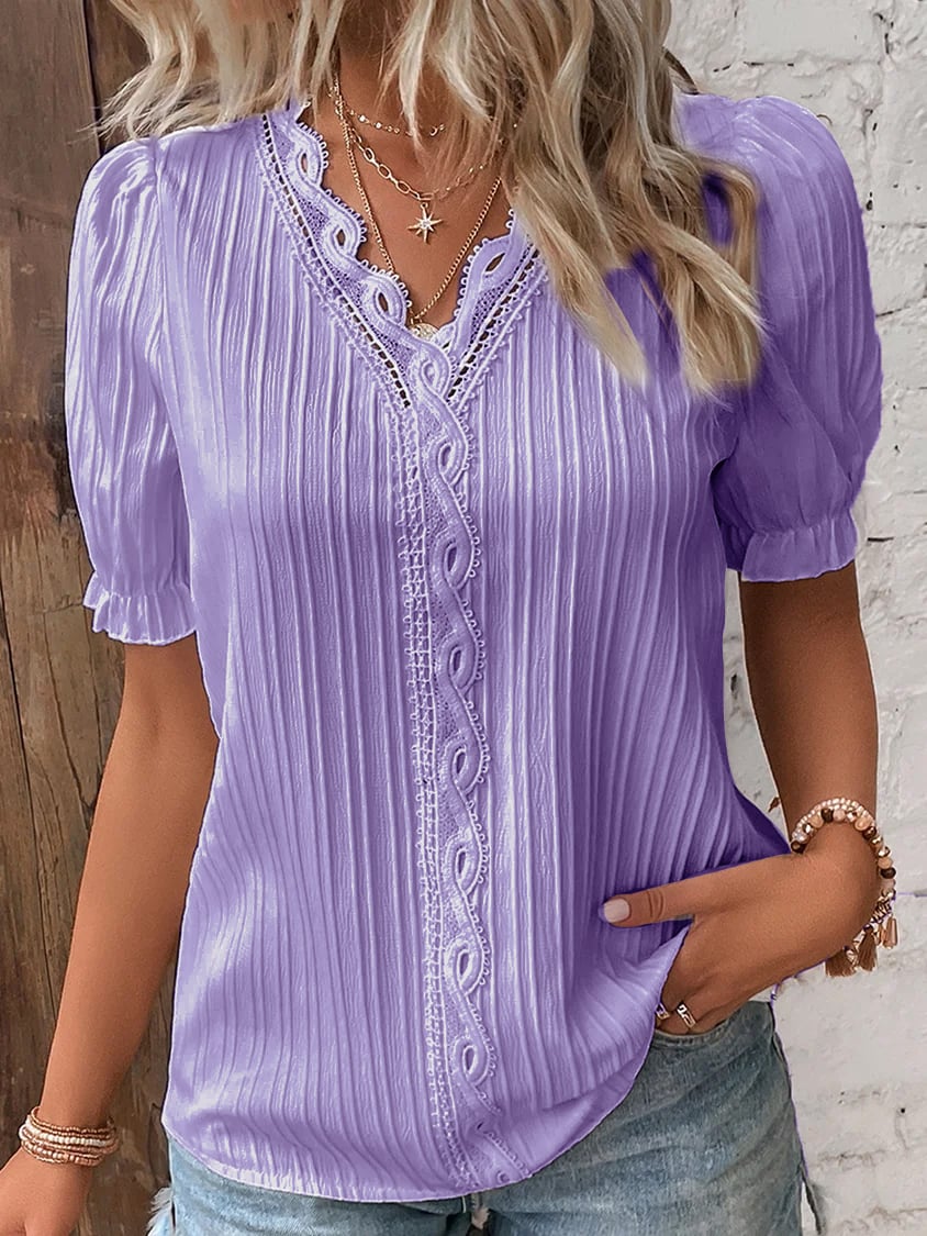 Elegantes, schlichtes Shirt mit V-Ausschnitt und Spitze
