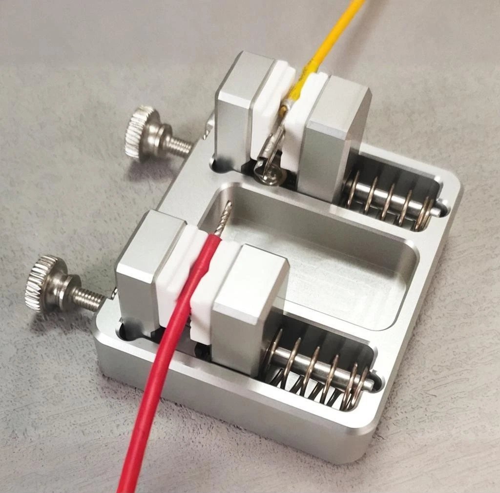 Heavy-duty aluminum welding clamp with temperature-resistant jaw for circuit board mounting, soldering wire clamp
