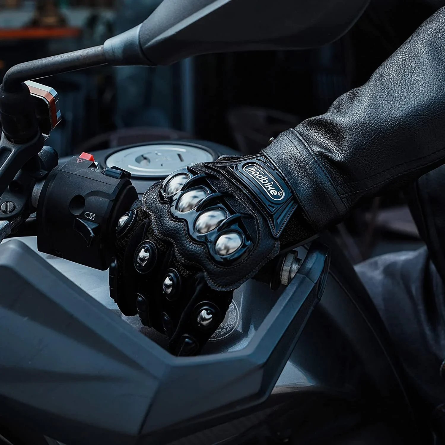 🔥Hot Sale🔥-🏍️Indestructible Outdoor Self-defense Gloves 🧤(One pair)