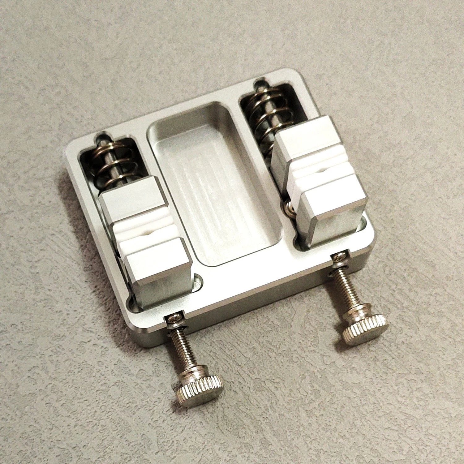 Heavy-duty aluminum welding clamp with temperature-resistant jaw for circuit board mounting, soldering wire clamp