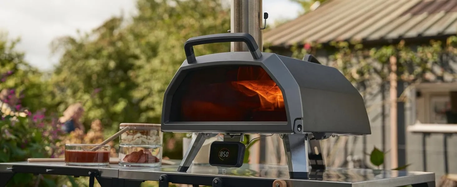 Ooni Karu 2 Pro on a garden table showing the digital temperature hub reading 850 degrees