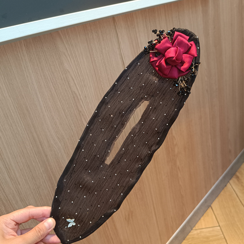 Blossom Twist Hair Clip: Effortless Floral Elegance for Every Look
