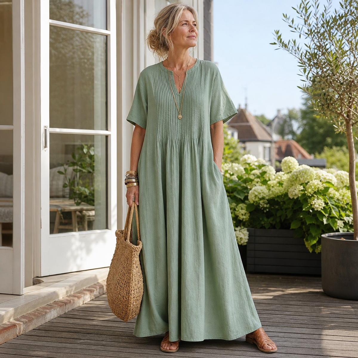 Le mannequin NL0715001 porte une robe longue plissée vert sauge