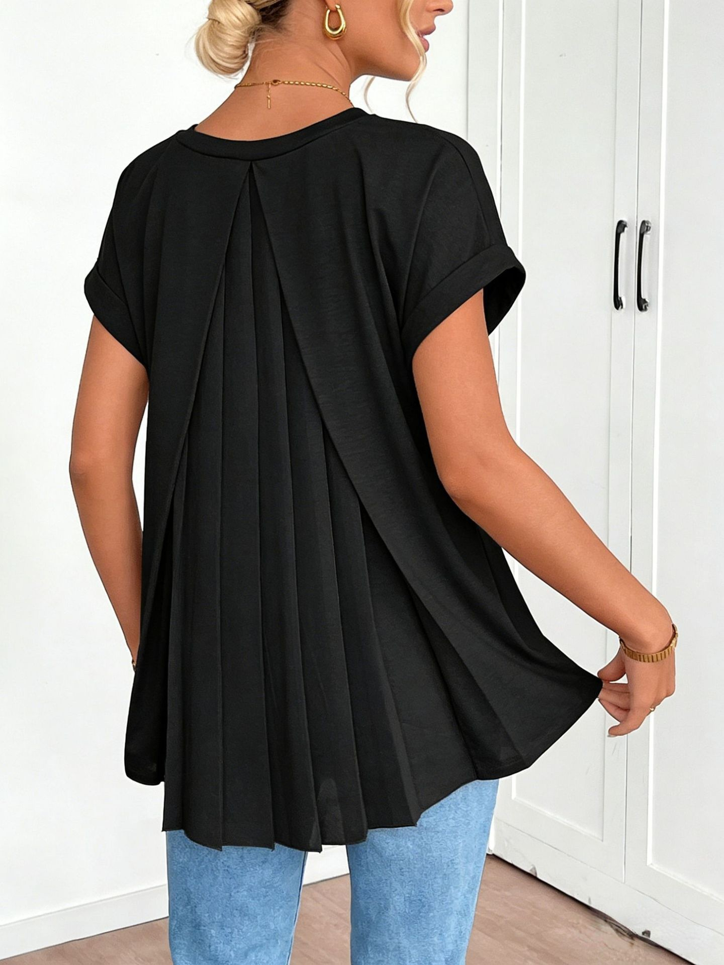 The Perfect Tee for Women Who Want Effortless Style and a Flattering Silhouette.