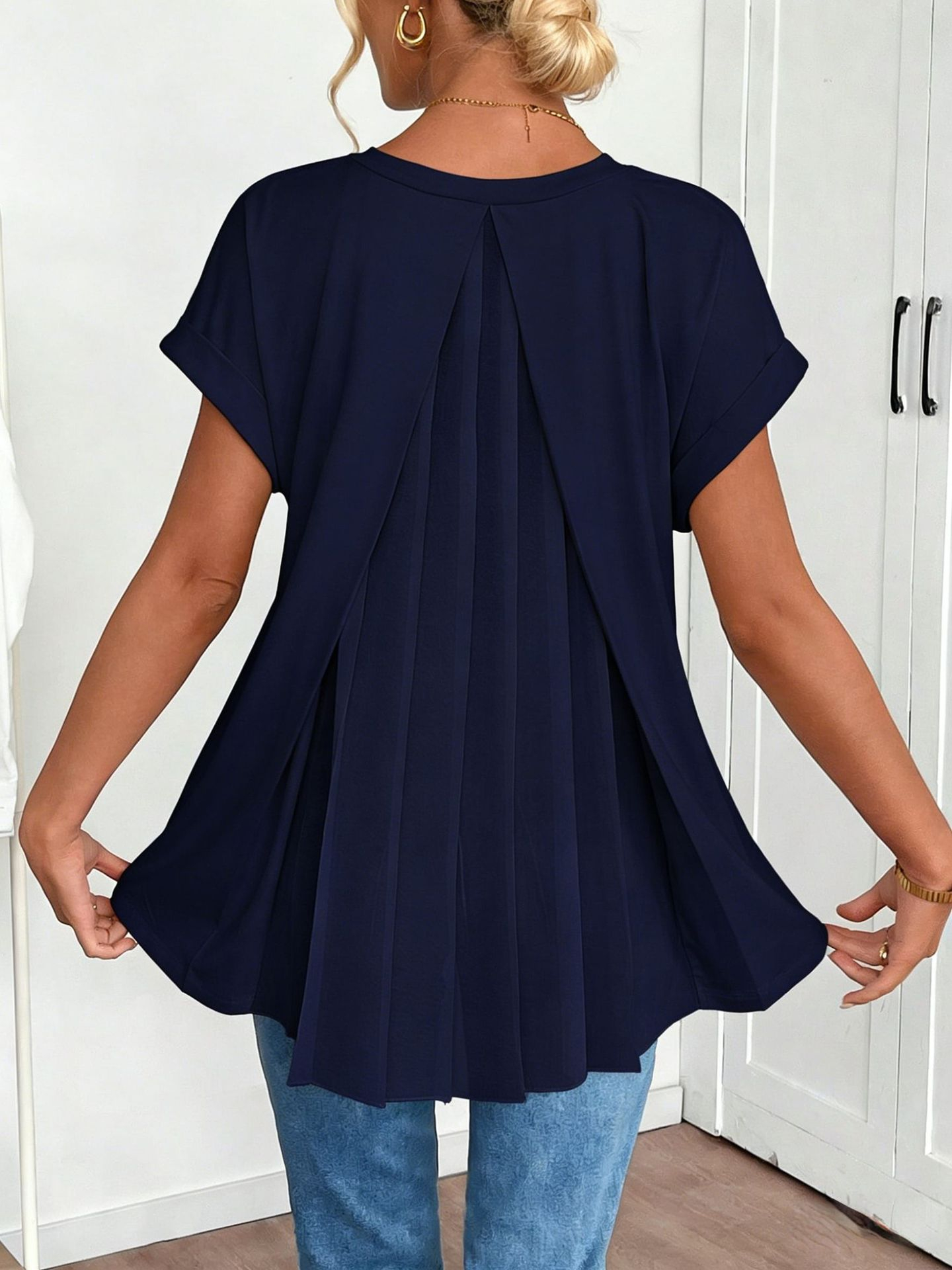 The Perfect Tee for Women Who Want Effortless Style and a Flattering Silhouette.
