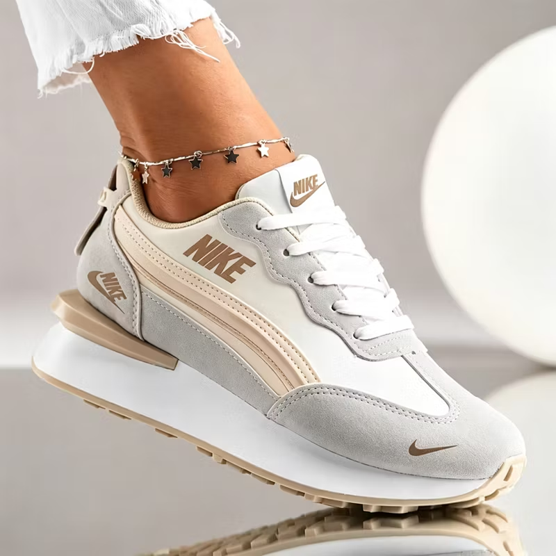 Női retro platformos Nike sportcipő, velúr és sima bőr kombinációjával, párnázott talppal.