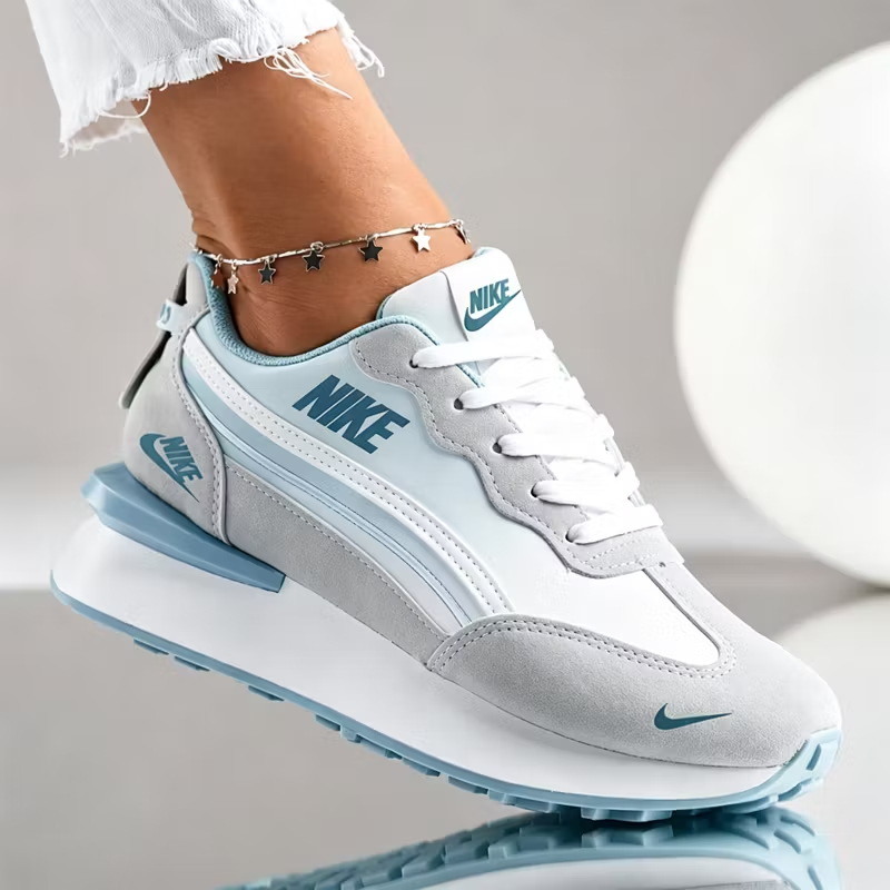 Női retro platformos Nike sportcipő, velúr és sima bőr kombinációjával, párnázott talppal.