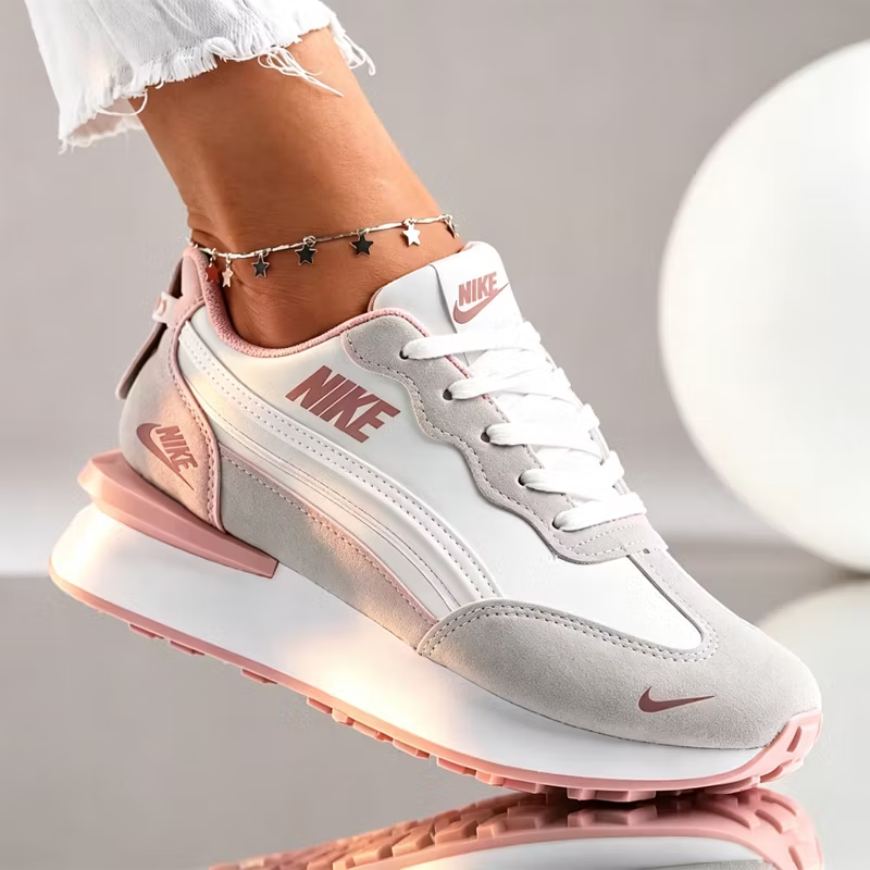 Női retro platformos Nike sportcipő, velúr és sima bőr kombinációjával, párnázott talppal.