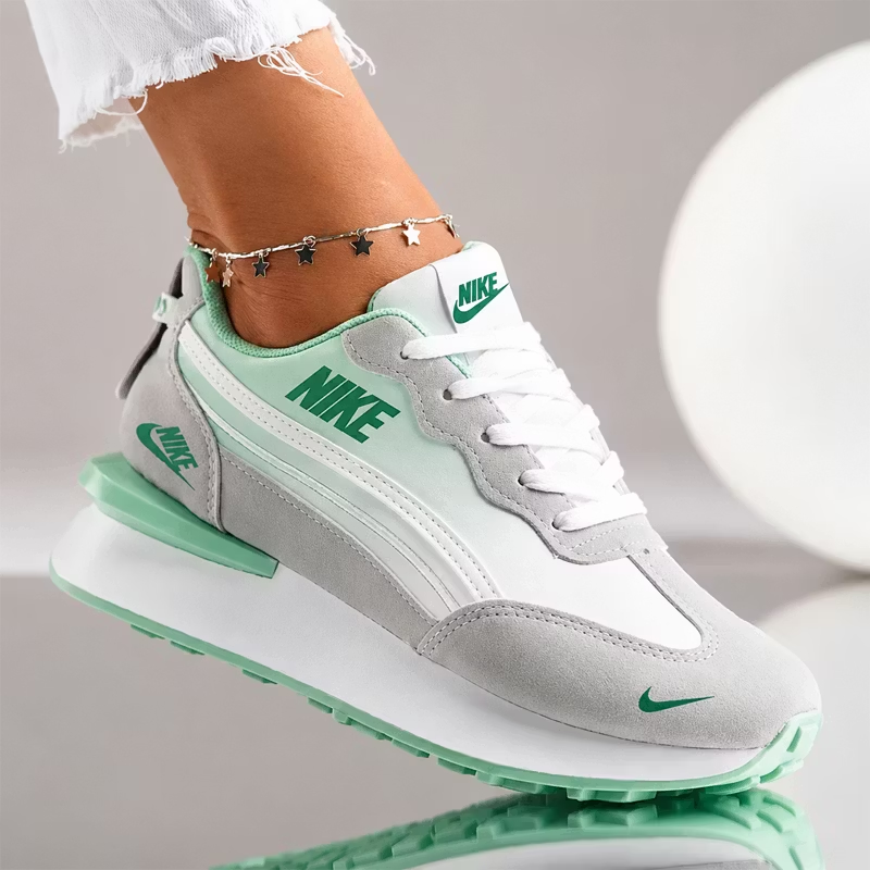 Női retro platformos Nike sportcipő, velúr és sima bőr kombinációjával, párnázott talppal.