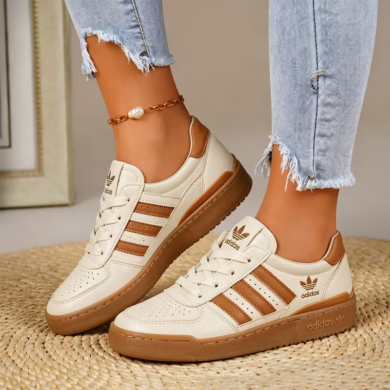 Adidas női klasszikus sportcipő perforált légáteresztő bőrrel, csúszásmentes talppal