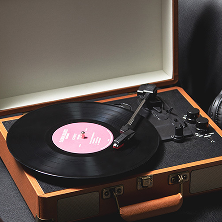 Auryvox Heritage VT-80: Tragbarer Koffer-Plattenspieler mit eingebauten Lautsprechern für authentische Vinyl-Wiedergabe