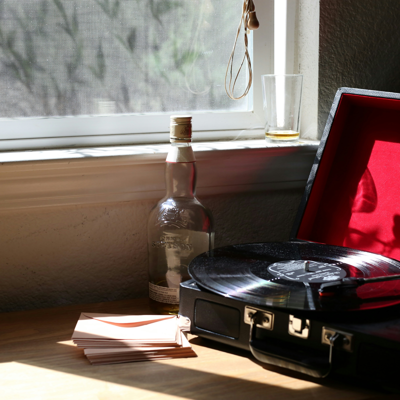 Auryvox Heritage VT-80: Tragbarer Koffer-Plattenspieler mit eingebauten Lautsprechern für authentische Vinyl-Wiedergabe