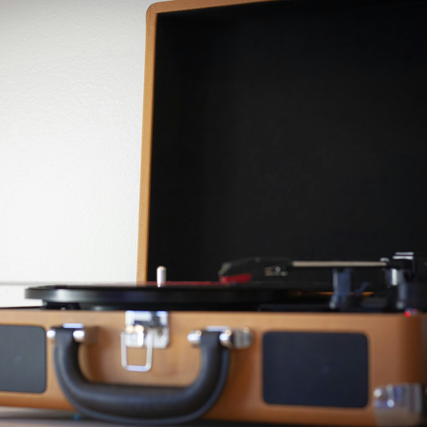 Auryvox Heritage VT-80: Tragbarer Koffer-Plattenspieler mit eingebauten Lautsprechern für authentische Vinyl-Wiedergabe