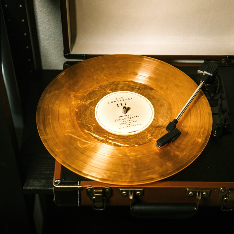Auryvox Heritage VT-80: Tragbarer Koffer-Plattenspieler mit eingebauten Lautsprechern für authentische Vinyl-Wiedergabe