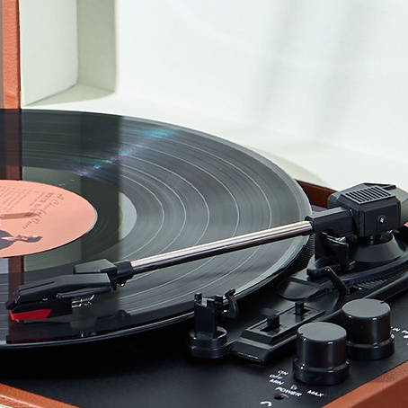 Auryvox Heritage VT-80: Tragbarer Koffer-Plattenspieler mit eingebauten Lautsprechern für authentische Vinyl-Wiedergabe