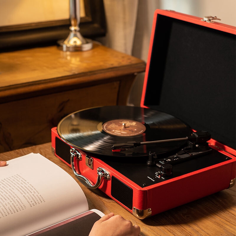 Auryvox Heritage VT-80: Tragbarer Koffer-Plattenspieler mit eingebauten Lautsprechern für authentische Vinyl-Wiedergabe