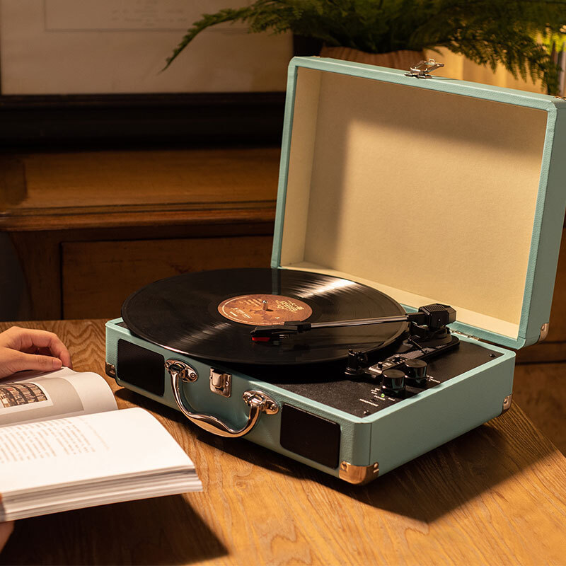 Auryvox Heritage VT-80: Tragbarer Koffer-Plattenspieler mit eingebauten Lautsprechern für authentische Vinyl-Wiedergabe