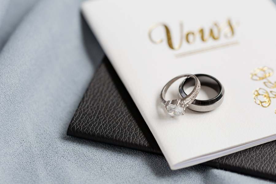 Engagement Rings vs Wedding Rings: The Symbolic Differences of Gold Rings