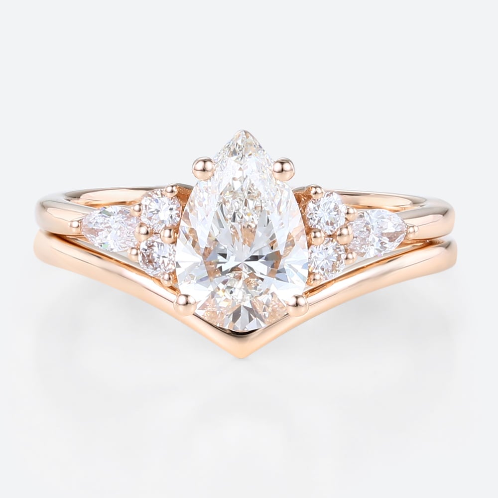 1ct Colorless VS+ Pear Shaped Lab Grown Diamond Rings Sets Classic 4-Prong Engagement Ring with Simple V-shaped ring Set in Rose Gold