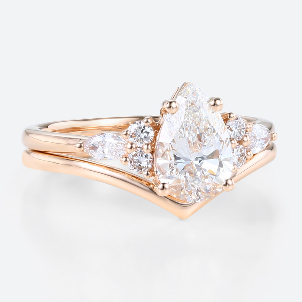 1ct Colorless VS+ Pear Shaped Lab Grown Diamond Rings Sets Classic 4-Prong Engagement Ring with Simple V-shaped ring Set in Rose Gold
