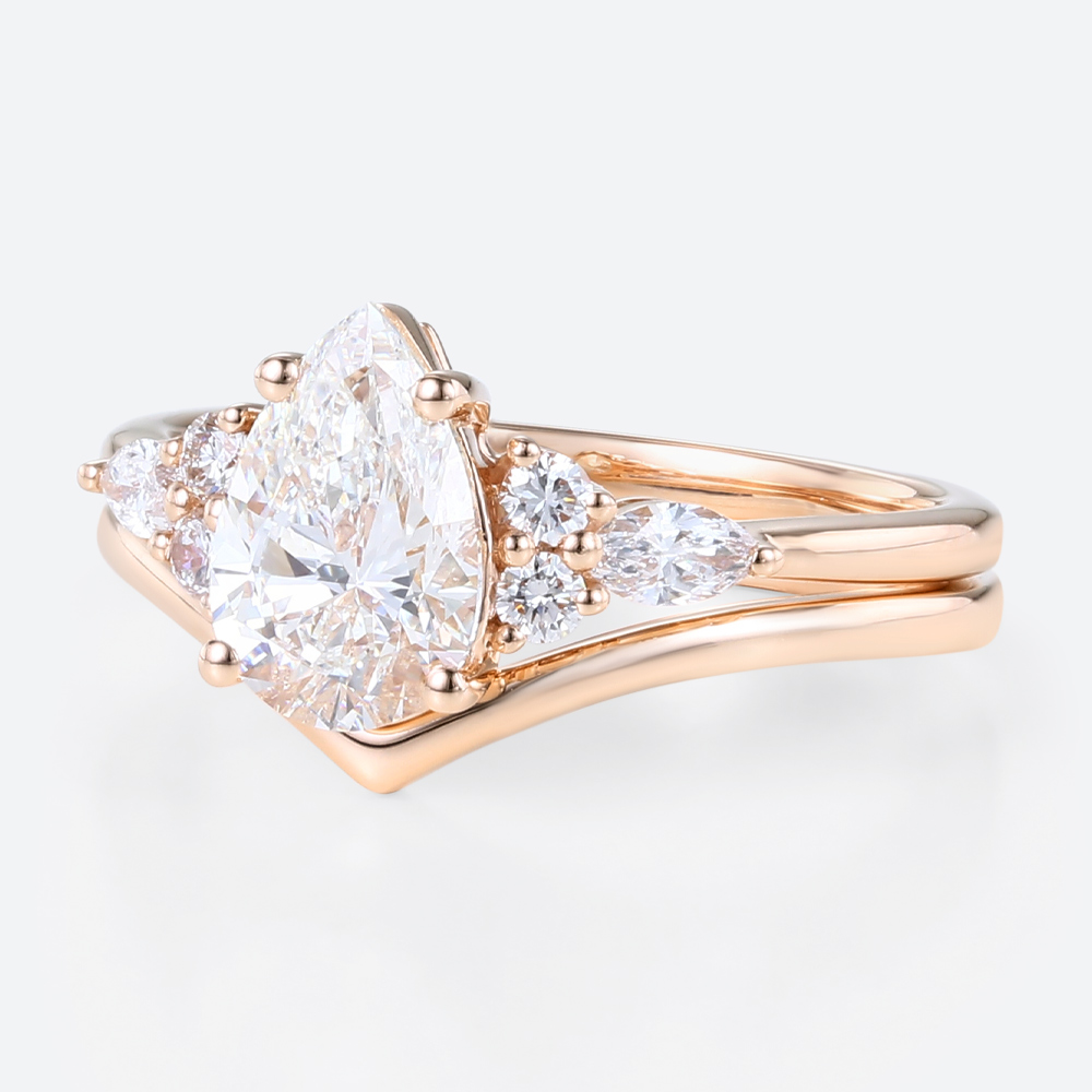 1ct Colorless VS+ Pear Shaped Lab Grown Diamond Rings Sets Classic 4-Prong Engagement Ring with Simple V-shaped ring Set in Rose Gold