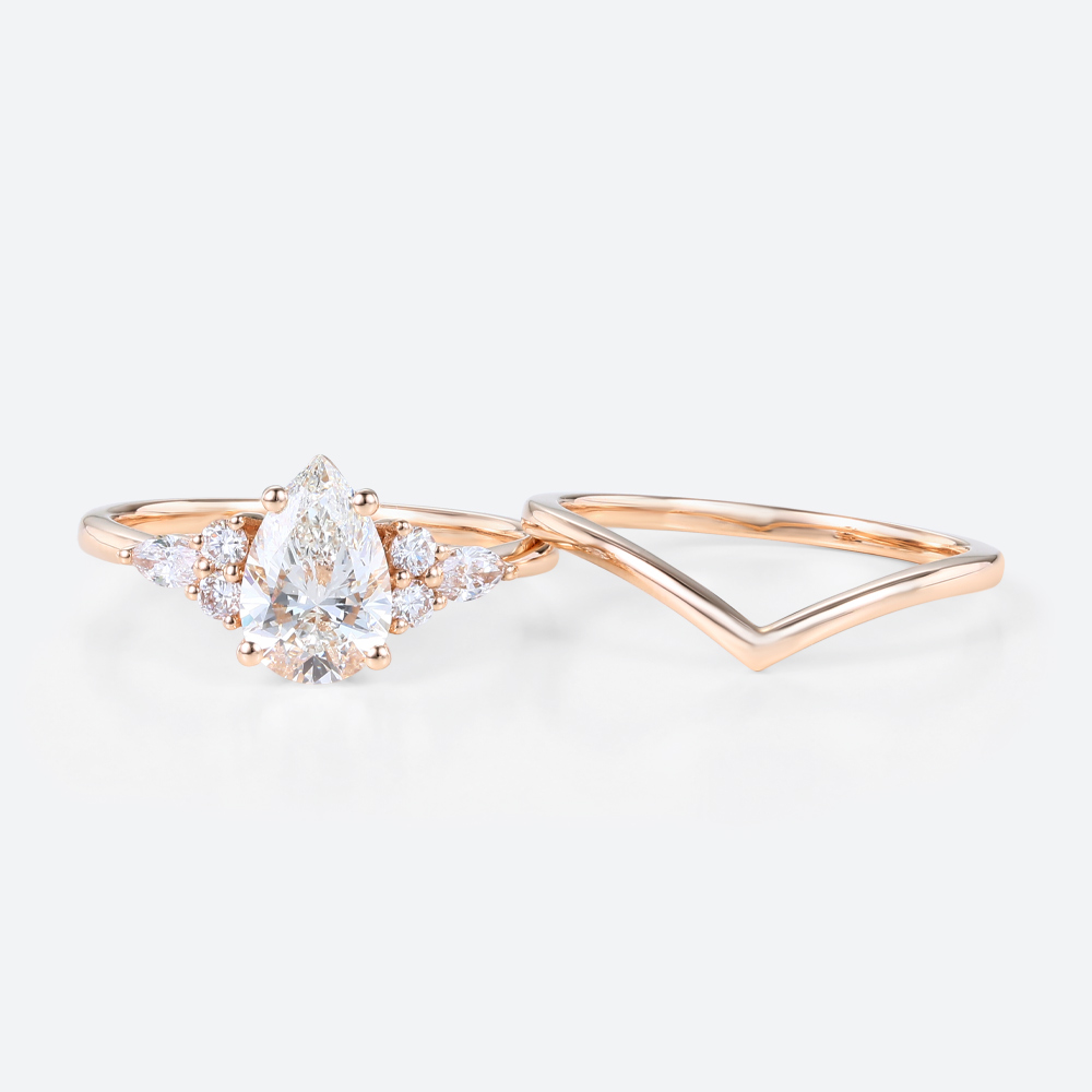 1ct Colorless VS+ Pear Shaped Lab Grown Diamond Rings Sets Classic 4-Prong Engagement Ring with Simple V-shaped ring Set in Rose Gold
