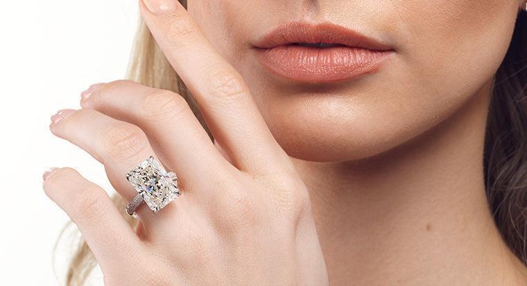The Jewelry Trends Women in Their 30s Are Choosing Instead of Luxury Handbags