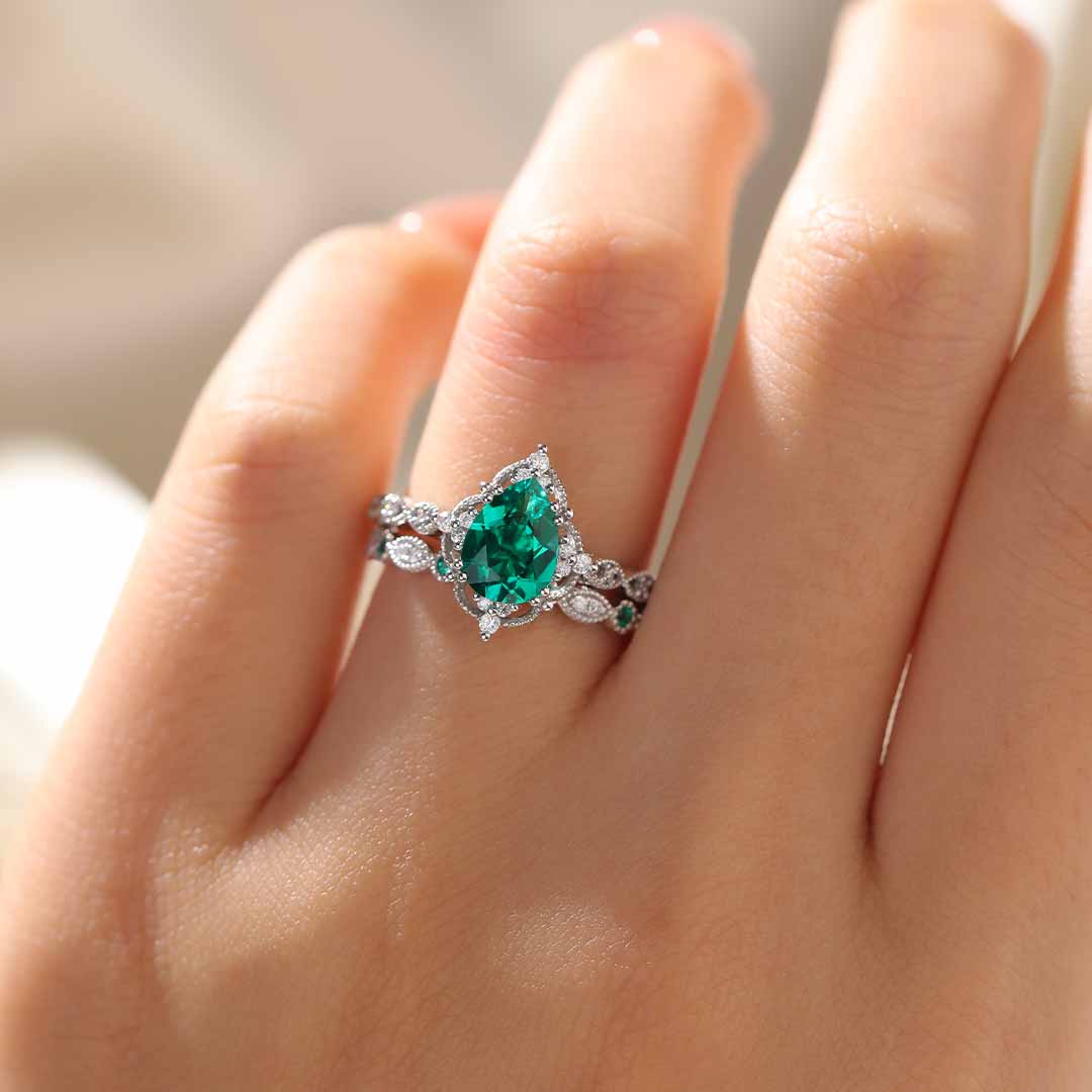 Solid Gold Round Cut Emerald &amp; Diamond Anniversary Wedding Ring Vintage Stackable Bands