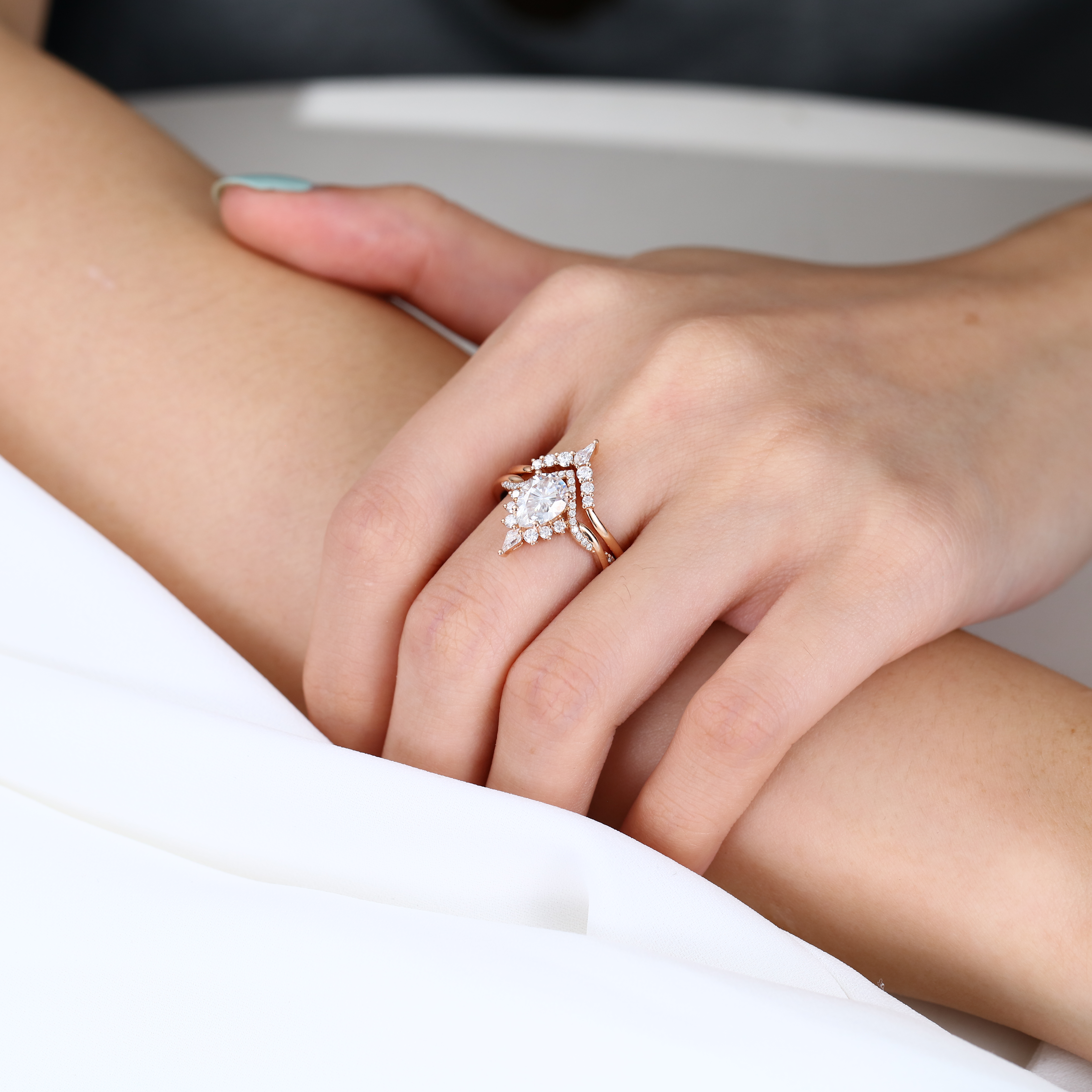 1 Carat Moissanite Pear Shaped Wedding Ring Sets Unique Rope Band in rose gold