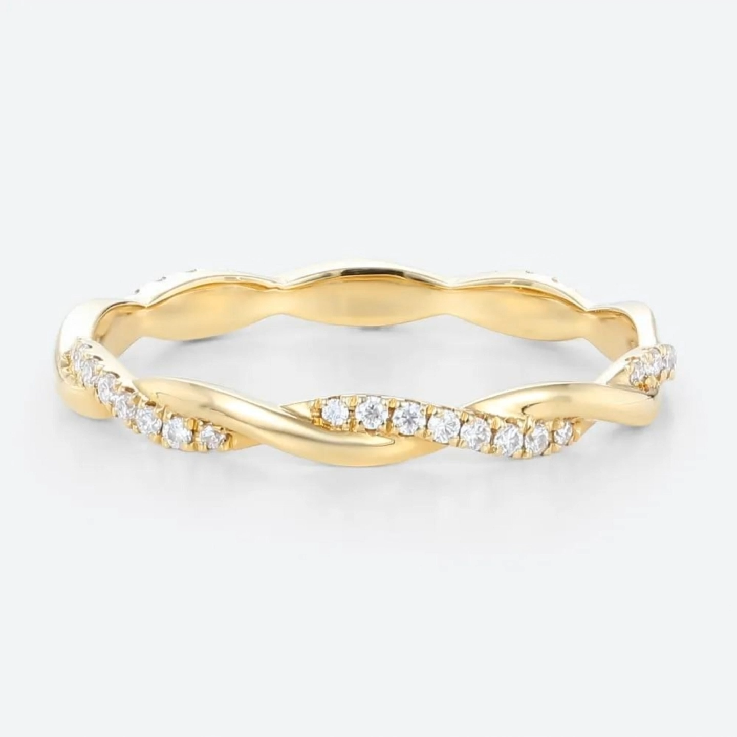 Round Cut Lab Grown Diamond Interlaced Pavé Wedding Band in Yellow Gold