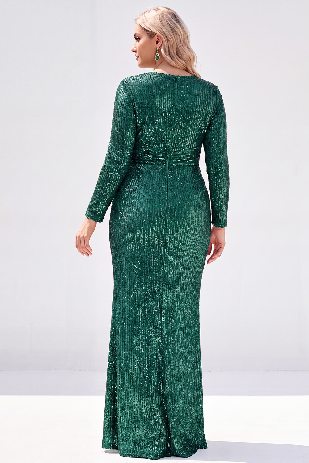 Sparkly Black V-Neck Sequins Plus Size Long Mother of the Bride Dress with Long Sleeves 
