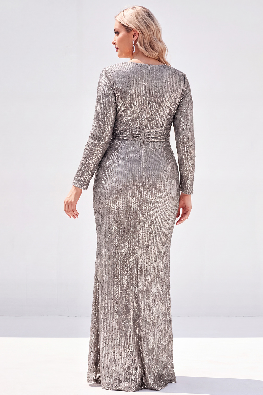Sparkly Black V-Neck Sequins Plus Size Long Mother of the Bride Dress with Long Sleeves 