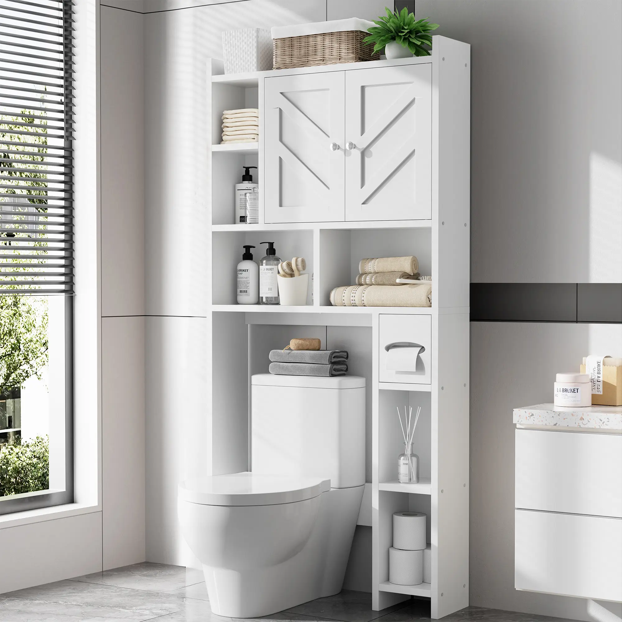 Armario de almacenamiento para colocar sobre el inodoro, estilo granja con 2 puertas tipo granero y soporte para papel higiénico, estantería para baño y organizador de muebles para lavandería.