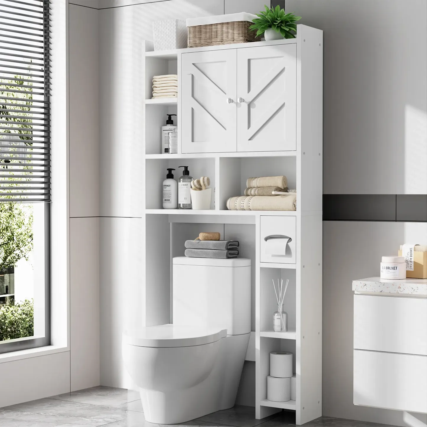 Armario de almacenamiento para colocar sobre el inodoro, estilo granja con 2 puertas tipo granero y soporte para papel higiénico, estantería para baño y organizador de muebles para lavandería.