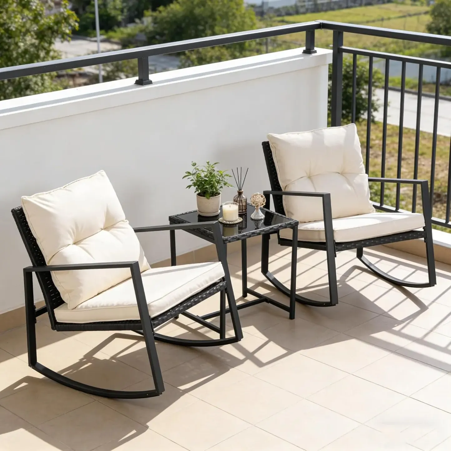 Set de bistró mecedor para exteriores de 3 piezas: muebles de mimbre negro, sillas para porche y mesa de centro de cristal.