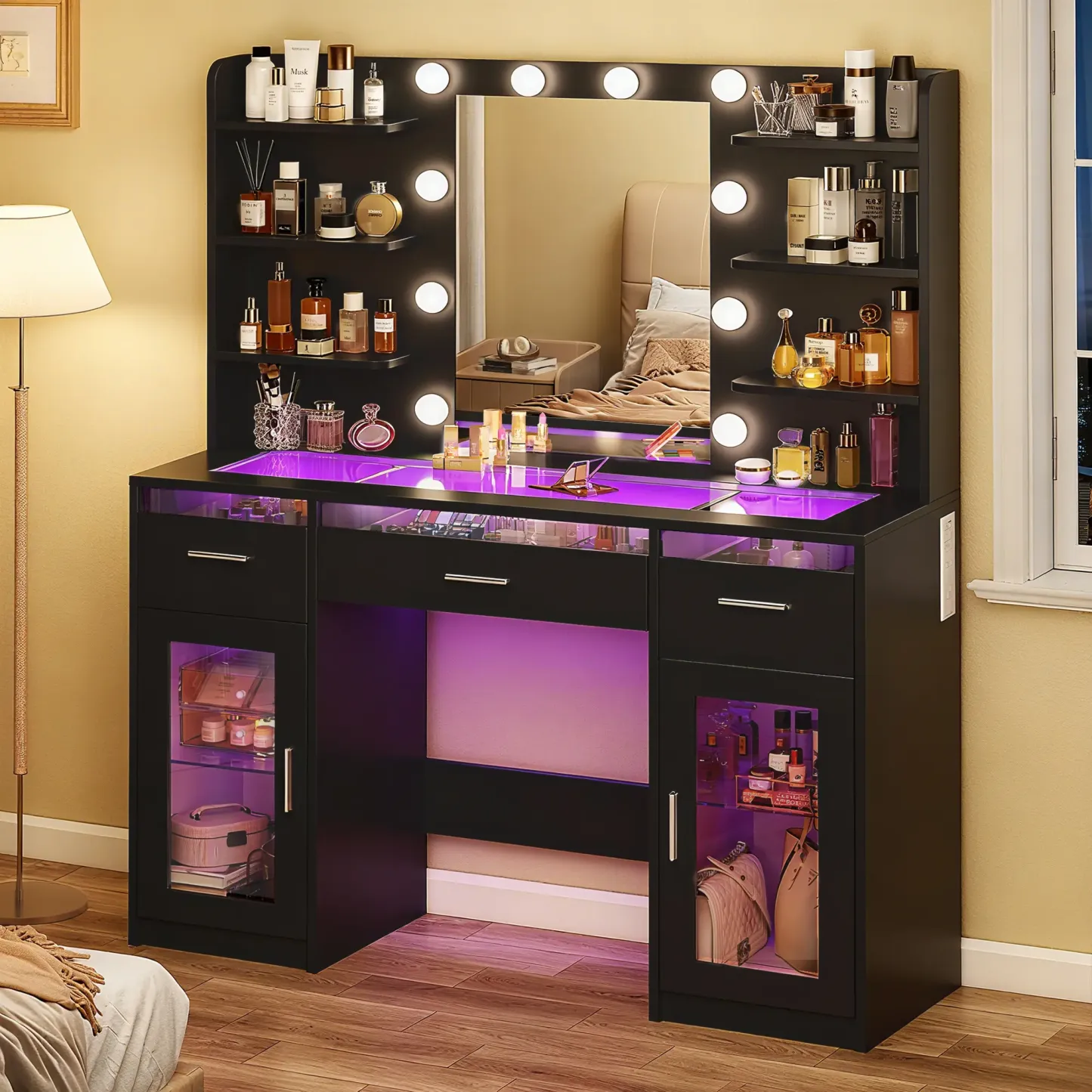 Tocador de maquillaje con espejo y luces de 3 colores, superficie transparente con 3 cajones RGB, 6 estantes, 2 armarios grandes de vidrio templado y toma de corriente; ideal para el dormitorio.