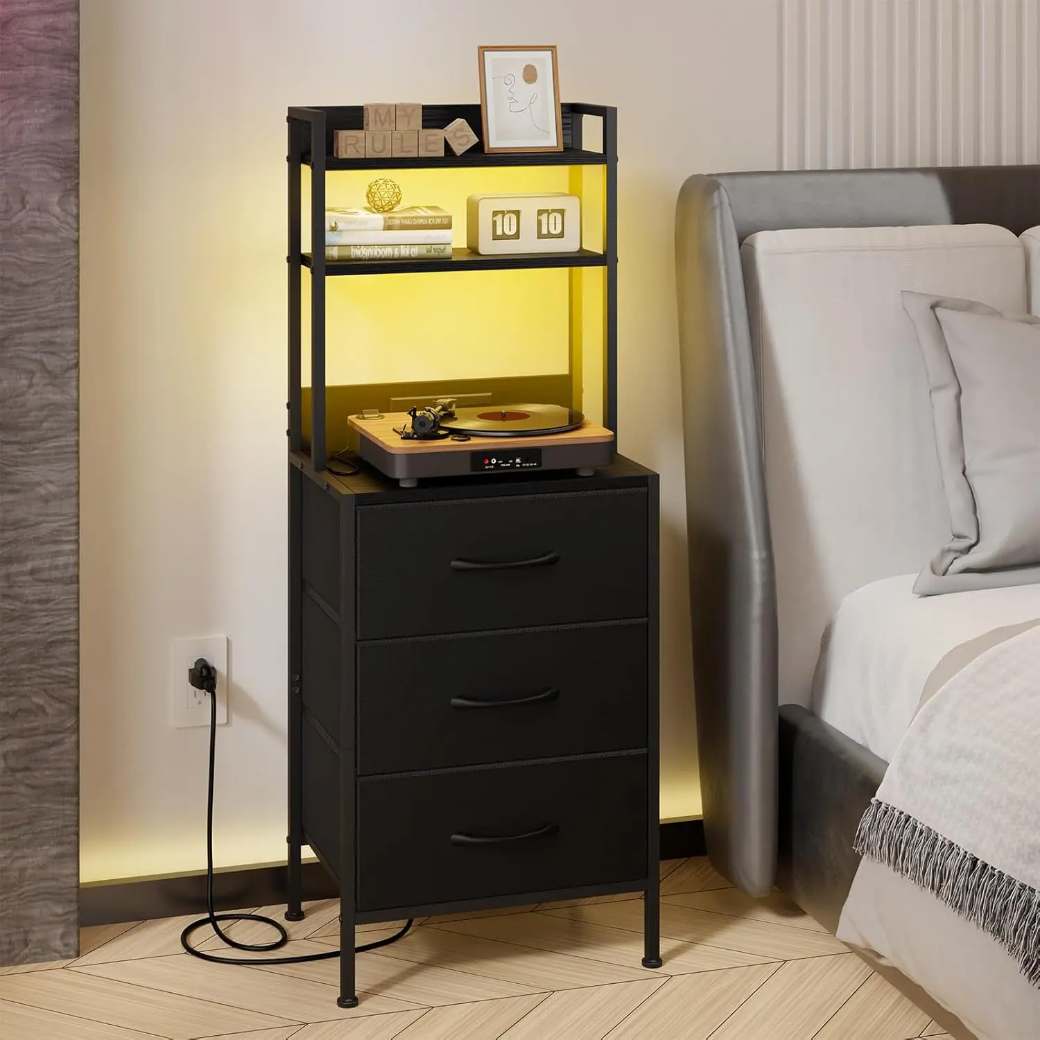 Mesita de Noche de 41" con Estación de Carga, Puertos USB y Enchufe, 3 Cajones de Tela, Diseño Multifuncional 3 en 1, Color Negro