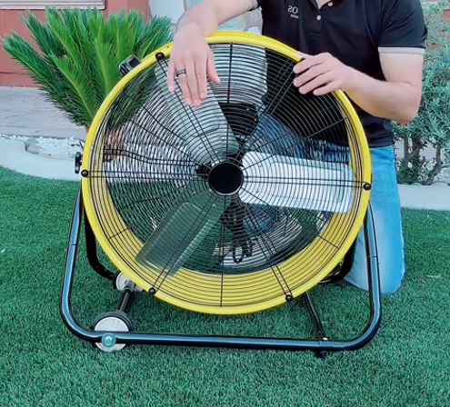 Ventilador de tambor industrial de alta velocidad y 24 pulgadas, con estructura totalmente metálica de alta resistencia, 3 velocidades y diseño inclinable 360°. Cuenta con asa de transporte y ruedas para facilitar su desplazamiento; es un potente ventilad