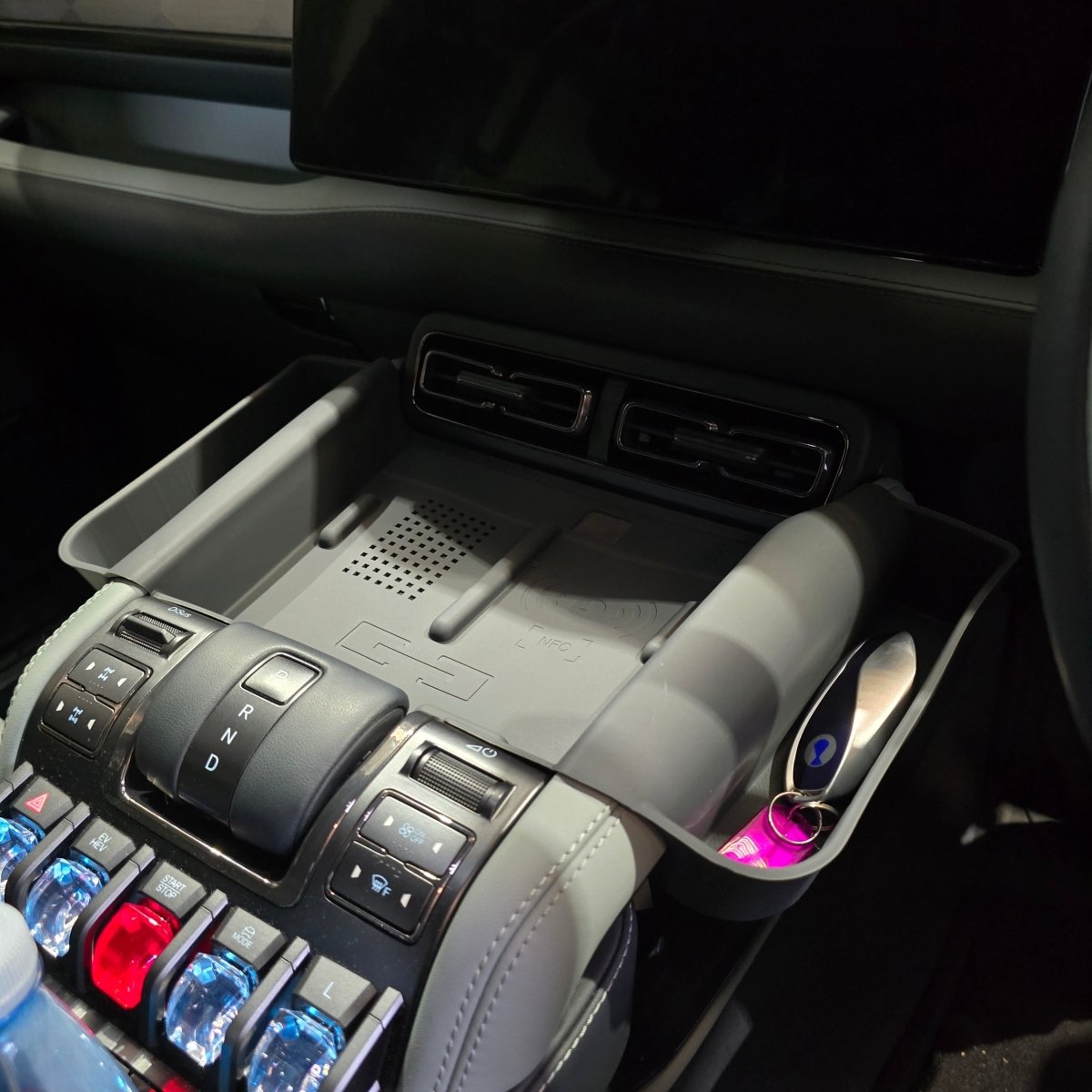 SILICONE WIRELESS CHARGING TRAY PROTECTOR WITH POCKETS DENZA B5 2026+-Let us help you explore your 4x4 with us Noxfun