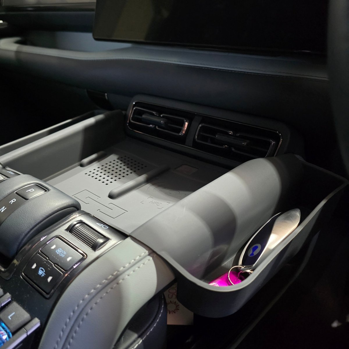 SILICONE WIRELESS CHARGING TRAY PROTECTOR WITH POCKETS DENZA B5 2026+-Let us help you explore your 4x4 with us Noxfun