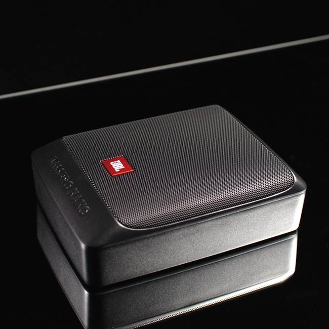 Subwoofer compacto activo 6"x8" con amplificador de 100W para auto