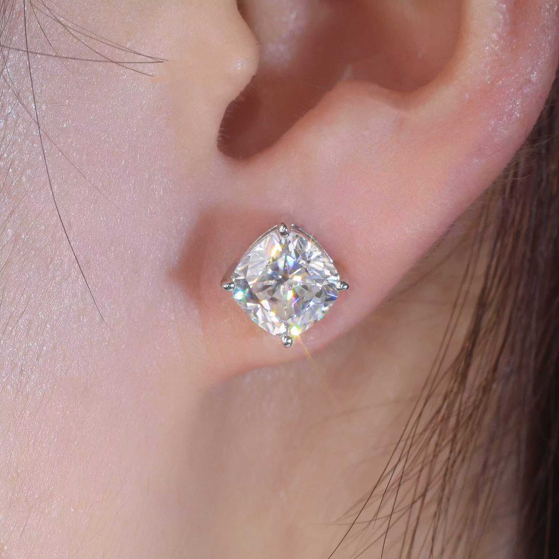 Luna Moissanite 1.0 Ct ～ 2.0 Ct Cushion Cut Stud Earrings In Sterling Silver