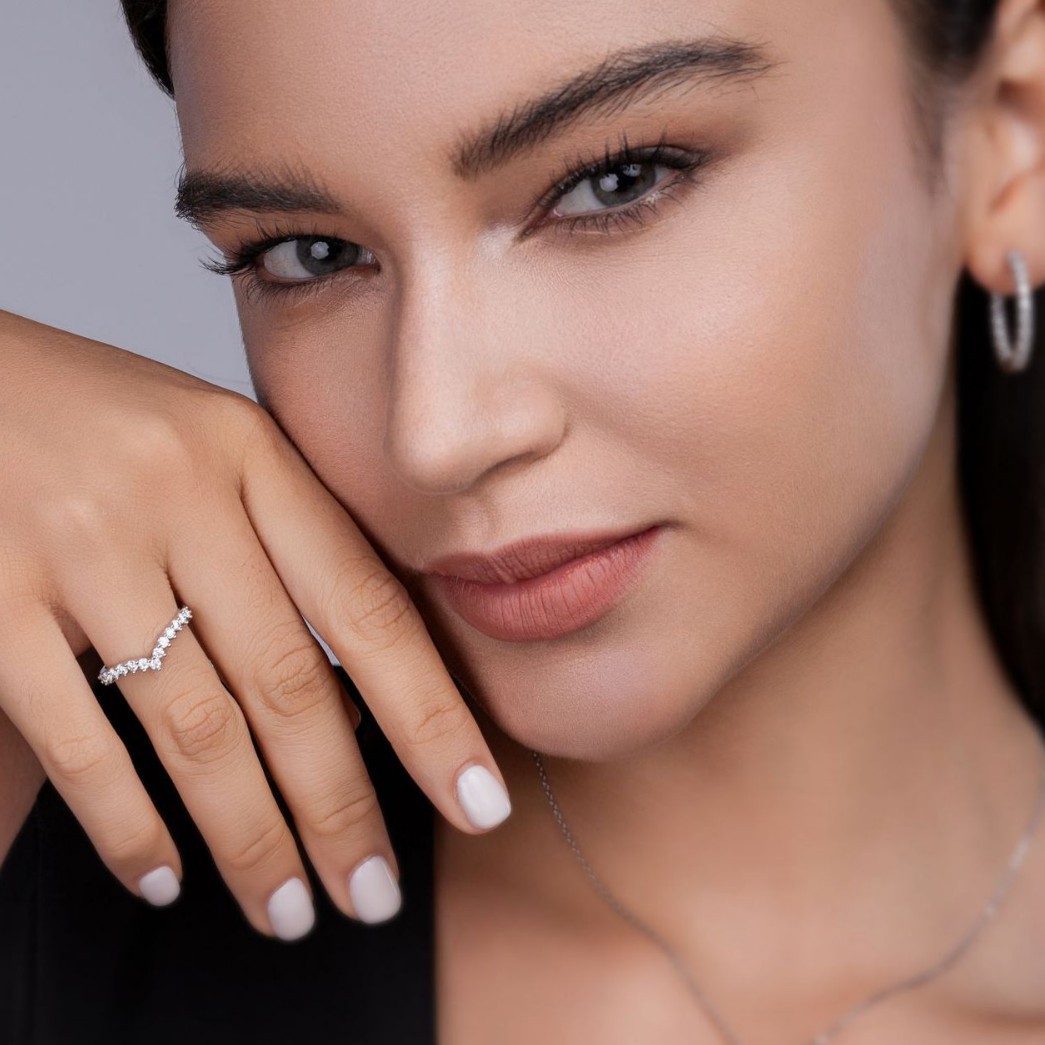 Moissanite Closed Wedding Band