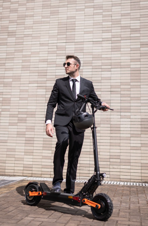 Patinete eléctrico plegable para adultos (modelo 2026), con una autonomía excepcional de 55 kilómetros, equipado con una batería de alta capacidad de 48 V y 15,6 Ah, sistema de doble suspensión, frenos de disco dobles, pantalla táctil y luces LED.