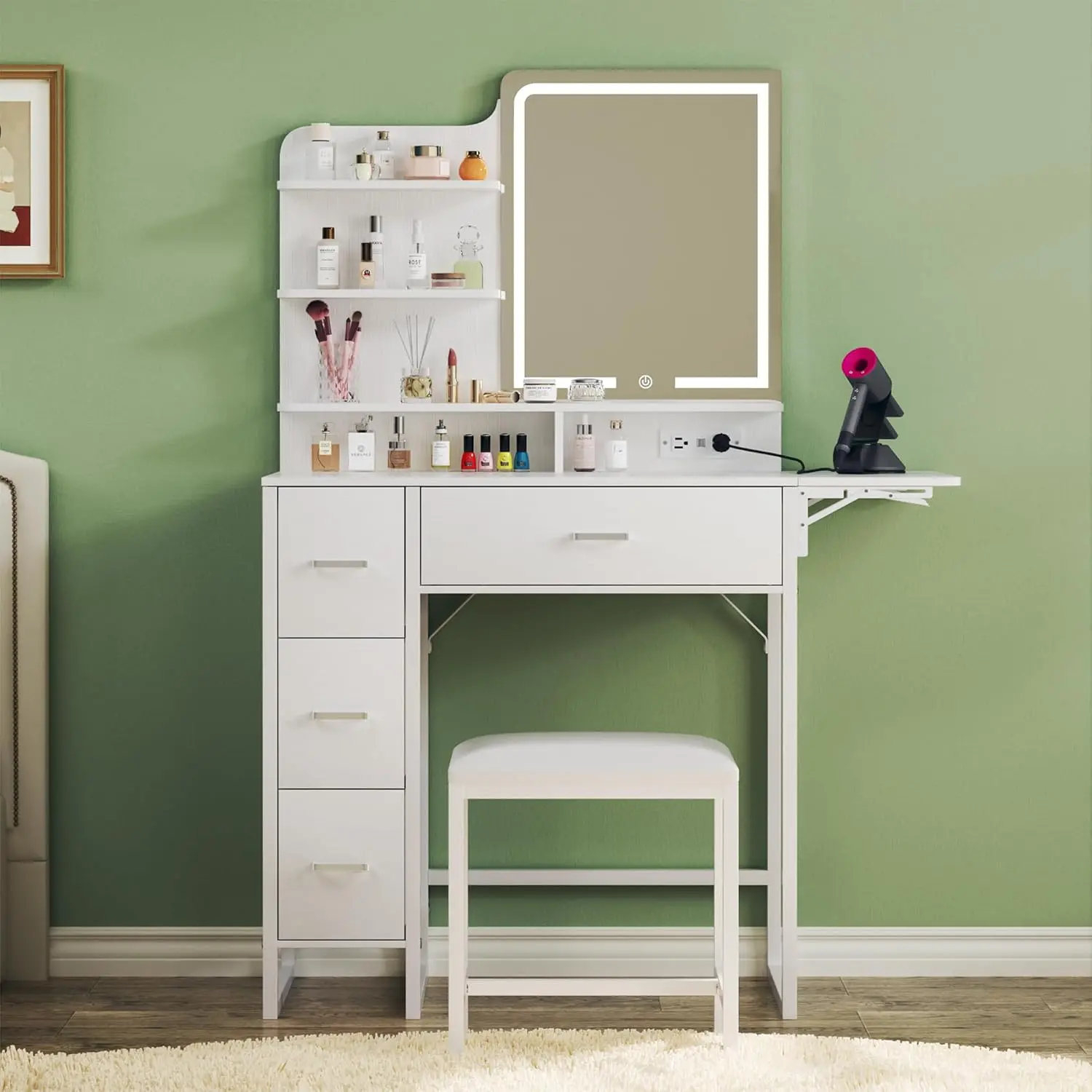 Un tocador con espejo y luz; un tocador pequeño con cajones de tela, una silla y estantes; con un panel plegable y una toma de corriente.